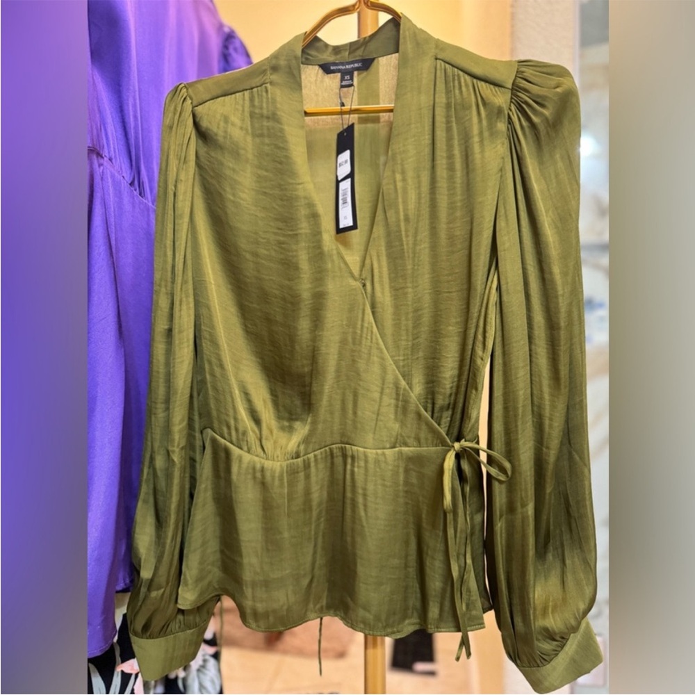 BNWT banana republic olive satin wrap blouse SIZE XS Petite